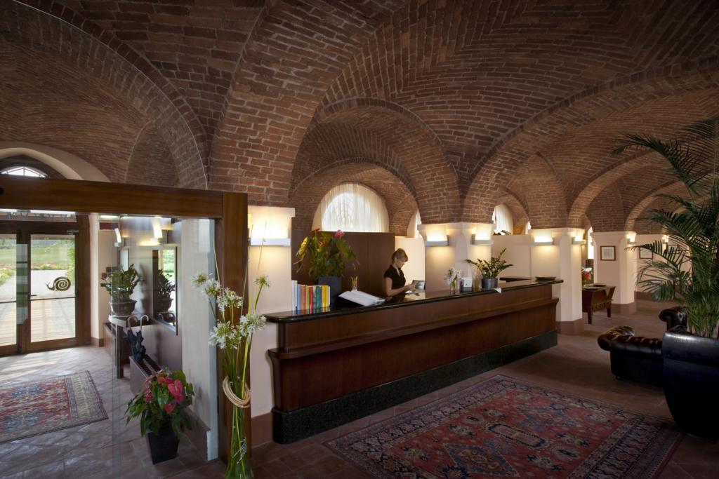 Albergo Dell'Agenzia Bra Bagian luar foto