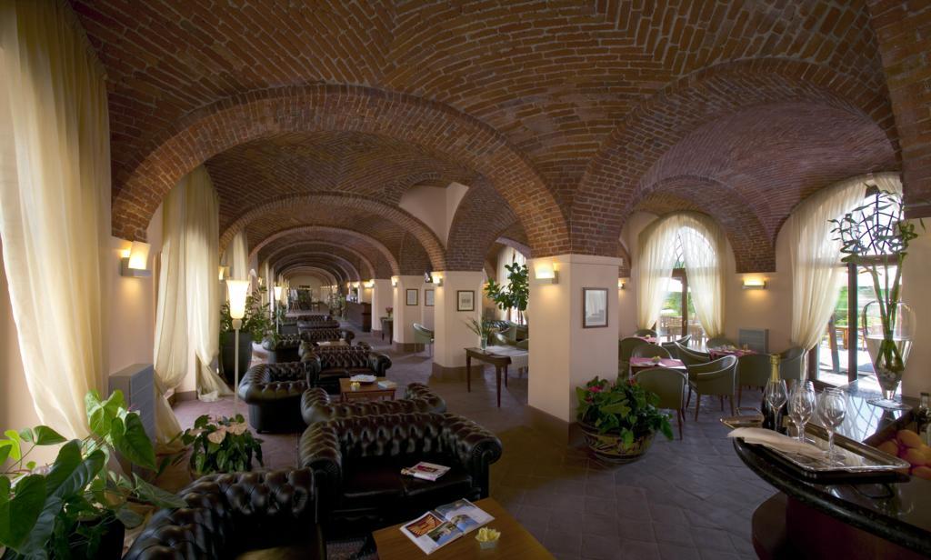 Albergo Dell'Agenzia Bra Bagian luar foto